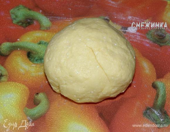 Теперь добавляем блинную и пшеничную муку и замешиваем тесто. Тесто должно быть эластичным, не должно липнуть к рукам. Заворачиваем его в пищевую пленку и убираем в холодильник минимум на 1 час.