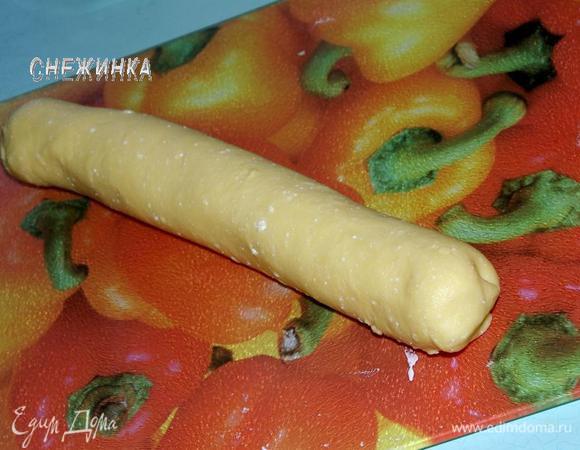 Сворачиваем в рулет. Последнюю часть пласта при сворачивании закрываем на себя, чтобы меренга не вылезала под давлением теста. Края соединяем.