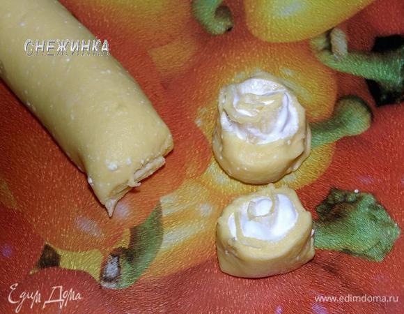 Нарезаем на кружочки толщиной 1,5–2 см, не больше. То же проделываем со второй частью теста.