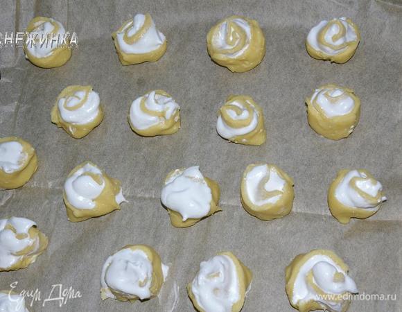 Немного раскрываем серединку и укладываем печенье на противень, застеленный пергаментом. Не переживайте за меренгу снизу, она не вытекает, если хорошо взбита.