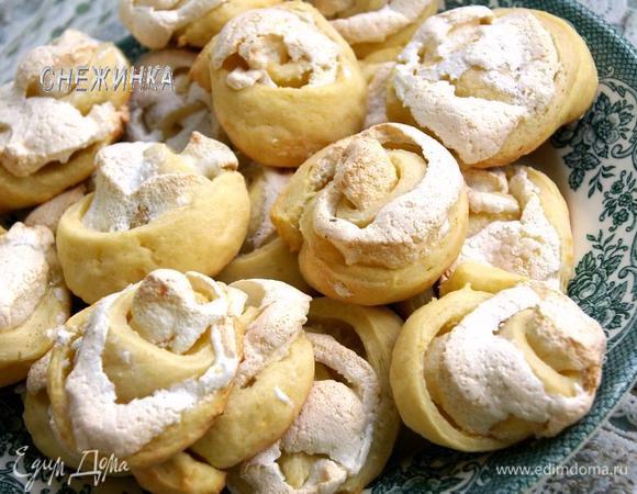 Выпекаем при 190°C около 20 минут. Безе станет темнее, а тесто — более золотистым.