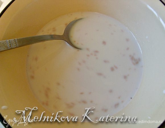 В теплом молоке (150 мл) растворить сахар, раскрошить свежие дрожжи и оставить на 10 минут (если дрожжи сухие, то добавить сразу в муку).