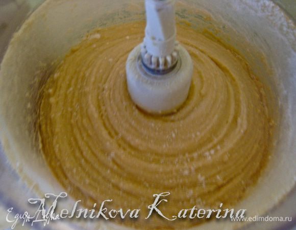 Затем добавить к тесту дрожжевую смесь, растительное масло, мед, соль, уксус и тщательно все перемешать. 