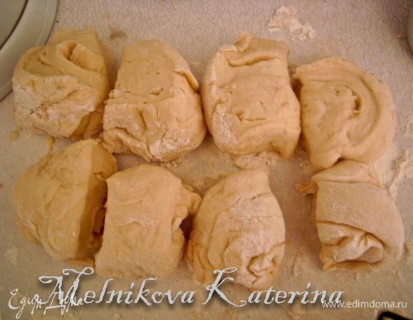 Тесто обмять. Предварительно растопить сливочное масло. И теперь займемся формовкой. Сперва нужно разделить тесто на восемь равных частей.  