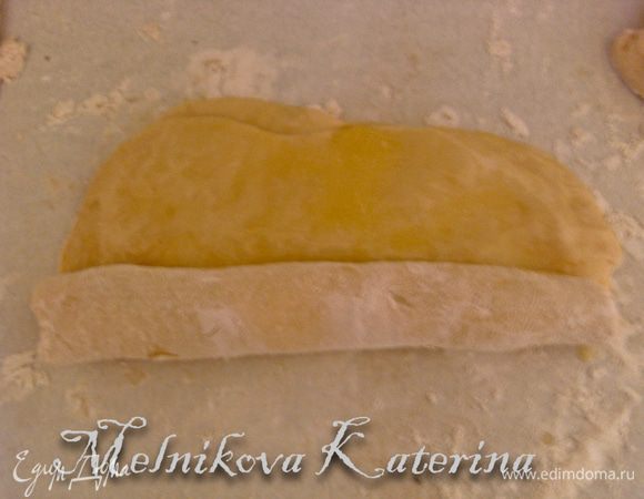 Затем положить один пласт на другой, смазанной частью вверх. Скатать в рулет. 