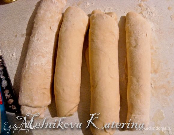 Аналогично поступить с оставшимися частями, попарно их сворачивая в рулеты. Должно получиться четыре рулета. 