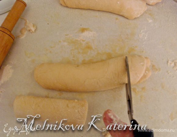 Далее нужно вооружиться ножницами (вообще, это делается ножом, но ножницами, как мне показалось, работать быстрее и удобнее). Обрезаем от каждого рулета концы с обеих сторон, отступив от края примерно 3 см. Должно поучиться 8 обрезанных частей. 