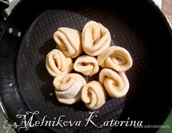 Смазать форму для запекания сливочным маслом. В середину выложить обрезанные части, ровной частью вниз. Все части можно укладывать не слишком плотно, они потом вырастут и займут все пространство. 