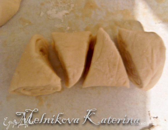 Затем берем рулет и при помощи ножниц разрезаем его на 4-5 треугольников (нарезаем так сперва 2 рулета)