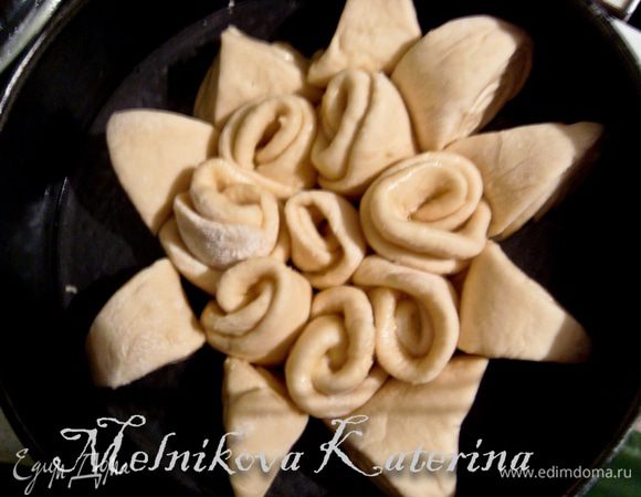 Выкладываем в форму получившиеся треугольники основанием к центру. 