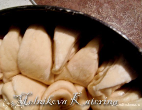 Нарезаем оставшиеся два рулета и треугольники теперь выкладываем в обратную сторону, основанием к краю. 