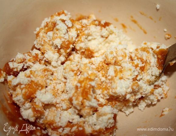 Из всех продуктов замесить тесто,завернуть его в плёнку и убрать в сторону на 30 минут.В это время из рикотты(или жирного однородного творога)сахара и тыквенного пюре приготовить начинку.