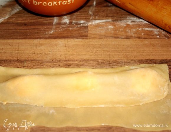 Накрыть вторым пластом теста. 