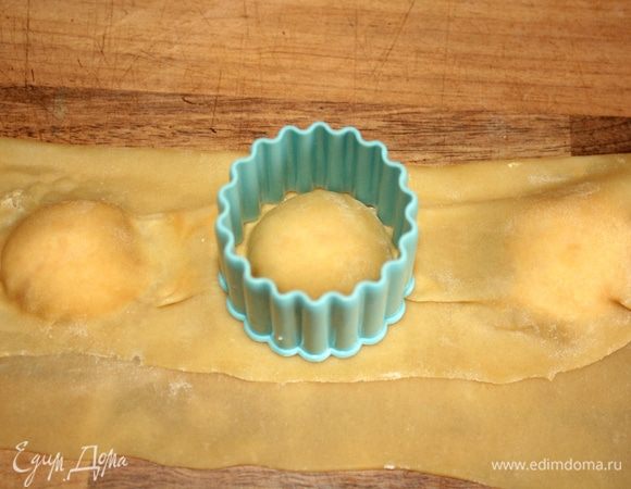 Пальцами или ребром ладони слепить тесто вокруг начинки,удаляя лишний воздух.Можно воспользоваться для этой цели круглой формой для печенья,диаметром чуть больше,чем начинка.Обратной,неострой стороной покрутить вокруг начинки.Тесто хорошо соединяется и воздух уходит.Разрезать тесто на квадраты.Отварить равиоли в подсоленной воде.