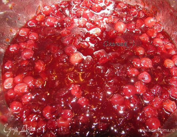 В кастрюлю помещаем сок и цедру апельсина, сахар, клюкву, корицу. Доводим до кипения. Далее убавляем огонь до минимума, варим еще минут 7, до тех пор пока все ягодки не полопаются. Охлаждаем. Можно приготовить заблаговременно, и на ночь поставить в холодильник.