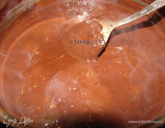 Делаем пудинг. 150 мл молока, сахар и какао прогреваем до тех пор пока сахар полностью не растворится. Убираем с огня. Отдельно взбиваем оставшиеся 50 мл молока с желтками, крахмалом, ванилью и щепоткой соли. Медленно вливаем горячее молоко с какао в яичную массу, постоянно помешиваем, возвращаем на плиту. Помешивая, варим на среднем огне пока пудинг не закипит. Затем на минимальном огне взбиваем пудинг пока он не загустеет (3-5 минут).
убираем с огня, выкладываем поломанный на кусочки шоколад, даем ему раствориться. Затем переливаем в другую емкость, накрываем пищевой пленкой, даем ему остыть, ставим в холодильник еще на 4 часа, но лучше на всю ночь.