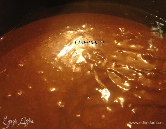 Сливки взбиваем до пик. Оставляем немного для украшения, остальное аккуратно вводим в шоколадную пудинговую массу.