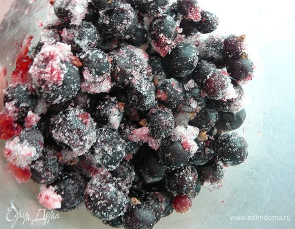 Ягоды я использовала мороженные,пюрировала их погружным блендером,до однородной кашицы.