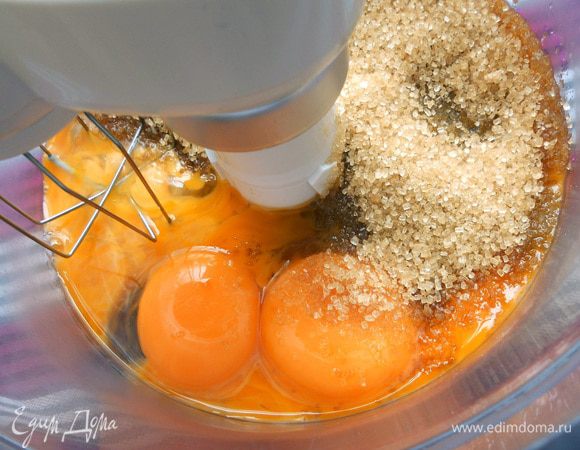 Соединить в кастрюле сливки, поломанный шоколад и какао-порошок (можно опустить), растопить на небольшом огне, не доводя до кипения.Снять с огня и остудить до комнатной температуры. На сухой сковороде/духовке обжарить грецкие орехи, после чего измельчить (у меня достаточно мелко, можно сохранить более крупные куски).Желтки соединить с сахаром и растереть с помощью блендера/миксера, 2-3 минуты, пока масса не посветлеет.