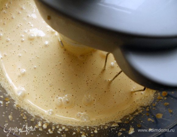 Добавить шоколадные сливки и еще немного взбить (только чтобы соединились компоненты).Вернуть массу в кастрюлю/миску и поставить на водяную баню. Готовить на небольшом огне, постоянно помешивая и не давая закипеть, минут 10 или чуть больше - крем должен немного увариться, загустеть.  Если начнет закипать - тут же снять с огня и влить пару ложек холодного молока/сливок, размешать. После чего вернуть на водяную баню. Снять с огня, поставить миску в холодную воду, продолжая помешивать крем, пока не остынет.  