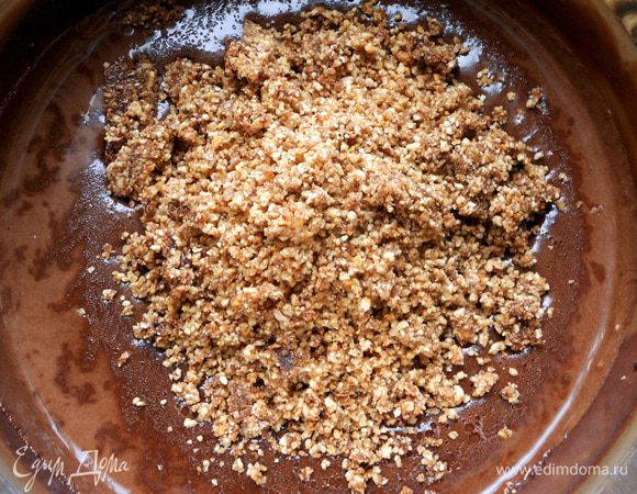 Добавить измельченные орехи и еще раз размешать. Переложить массу в емкость, пригодную для заморозки и убрать в морозильную камеру примерно на 4 часа, возможно, займет больше времени. Пару раз можно перемешать массу, не давая образоваться крупным кристаллам. Но в принципе благодаря плотности текстура получилась однородной. 