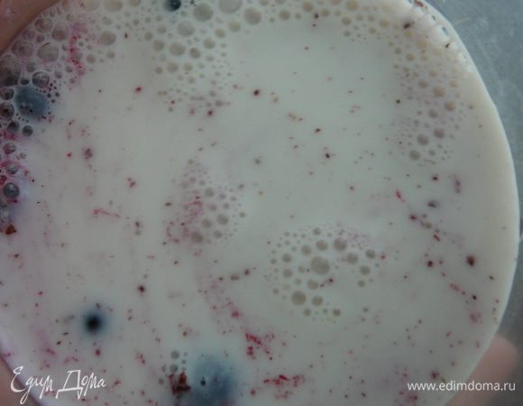 Затем залила молоком.