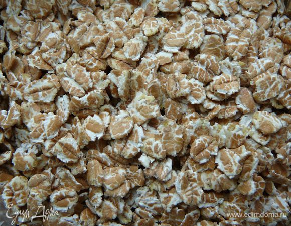 Добавила хлопья,мед,йогурт,можно добавить еще парочку листиков мяты,взбивать все погружным блендером в течении одной минуты.