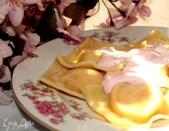 Для ягодного соуса смешать немного взбитые сливки с ягодным желе(смородиновым,малиновым и т.д.)