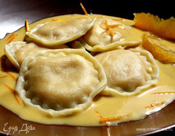 Для апельсинового соуса выдавить сок из всех апельсинов,смешать с сахаром и нагреть смесь на небольшом огне с добавлением цедры.Уварить сок на треть,окёр.Сливки немного взбить и соединить их с соком.