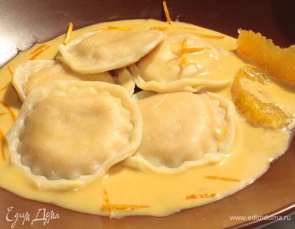 В подсоленной воде сварить равиоли.Выложить их на порционные тарелки,полить соусом и подавать.Приятного аппетита!