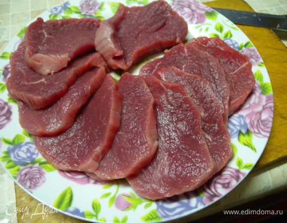 Нарезала мясо тонкими пластинками.