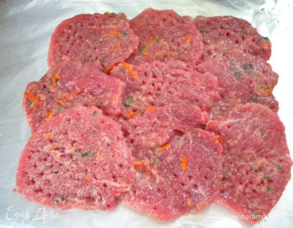 Сложила на нее кусочки мяса внахлест.