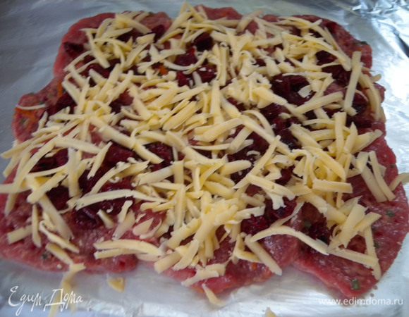 Посыпала сыром.