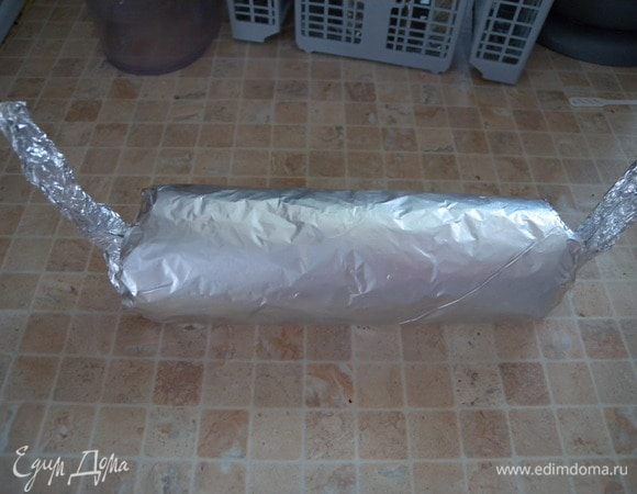 Скрутила в рулет.