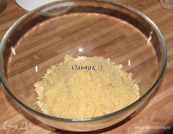 Перетираем со сливочным маслом.