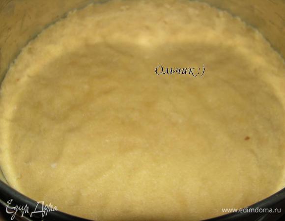 В форму выкладываем печенье с маслом, распределяем и формируем основу торта. Убираем в холодильник.