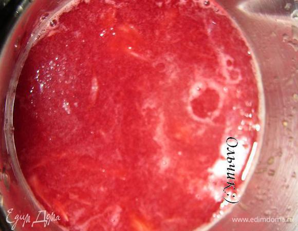 Апельсиновый сок и оставшуюся цедру апельсина вместе с сахаром ставим на огонь.