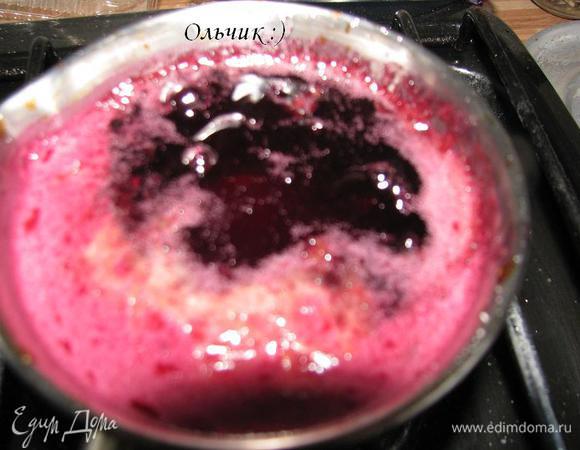 Добавляем сок вишни, который остался после разморозки. Доводим до кипения, сахар должен полностью раствориться.