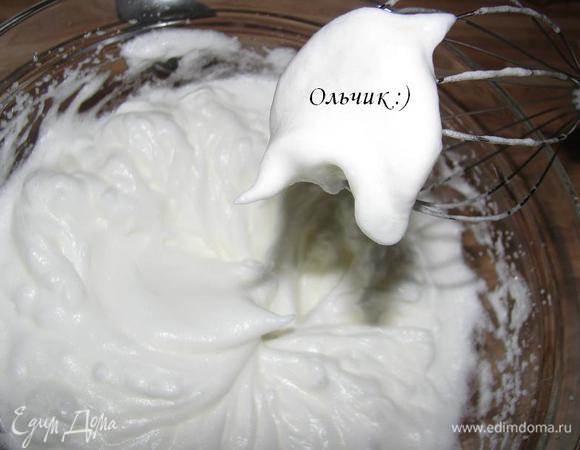Белки взбиваем в крепкую пену.