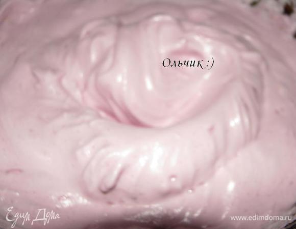 Аккуратно вливаем в белки вишнёвый сироп, не прекращаем взбивать.