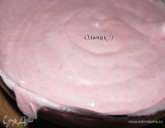 В творожную массу вводим распущенный на водяной бане желатин, непрерывно взбиваем массу на высоких оборотах. Соединяем с белковой массой при помощи лопаточки.