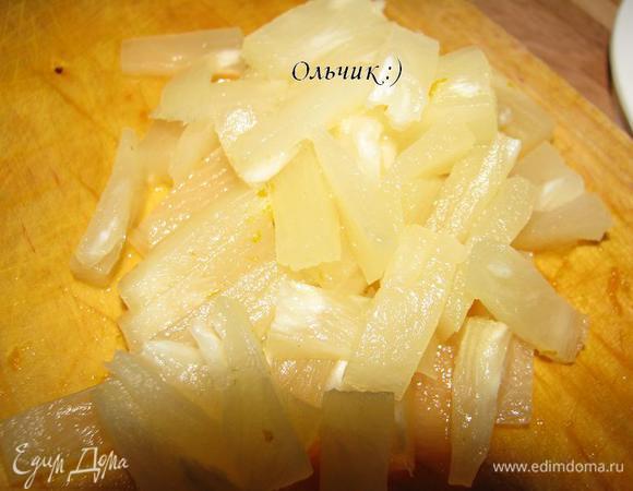 Ананас режем на кусочки.