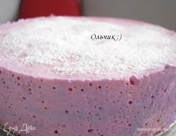 Выкладываем творожно-белковую массу на основу. Отправляем в холодильник минимум на 3 часа. По прошествии времени снимаем разьемное кольцо, предварительно прогрев бортики горячим полотенцем. Присыпаем сахарной пудрой (это делается для того, чтобы не повредить торт листом бумаги).