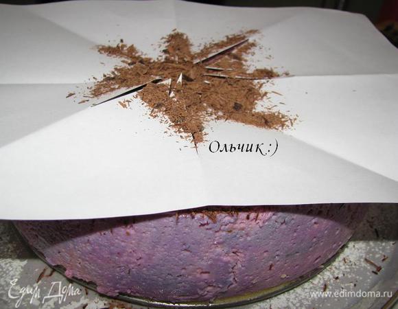 Вырезаем на середине листа звезду, кладем лист на торт, середину засыпаем тертым шоколадом.