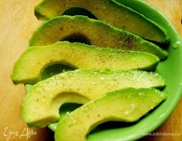 Авокадо разрезать пополам, удалить косточку,пол авокадо очистить от кожуры, мякоть нарезать тонкими дольками. Сбрызнуть маслом и лимонным соком,посолить,поперчить.