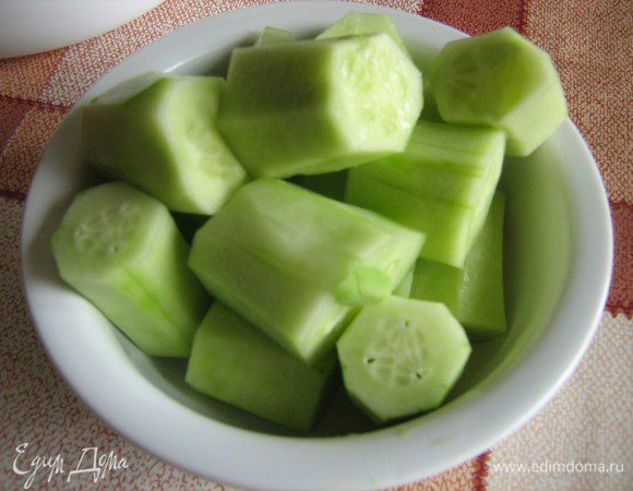 Огурцы очистить от кожуры, нарезать очень мелкими кубиками. Орехи крупно нарубить ножом.Мяту или тархун нарвать руками. Чеснок очистить, измельчить.