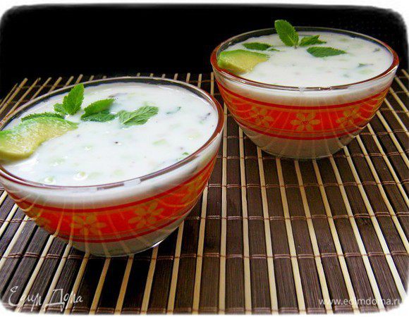 Дать постоять 10 мин., разлить по тарелкам, сверху выложить дольки авокадо,украсить листиками мяты.
В жарий,летний день не заменим,оченьосвежающий суп и лёгкий! Приятного аппетита!