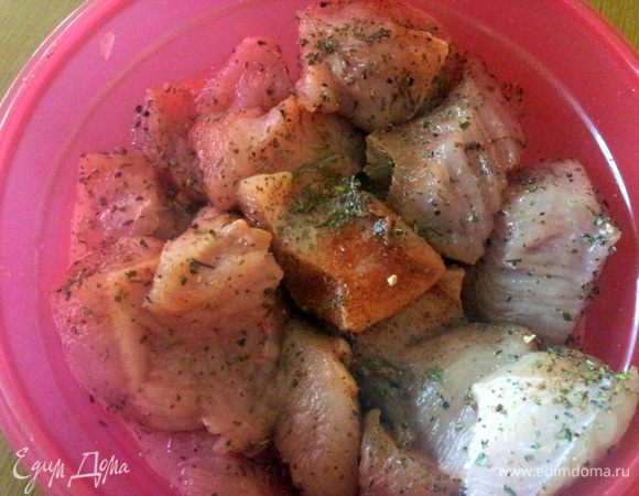 Замочить шпажки в холодной воде на 20 минут.
Нарезать индюшиное филе кусочками со стороной примерно 2,5 см. 
полить смесью соуса терияки и белого вина, поперчить и оставить на 20 минут.