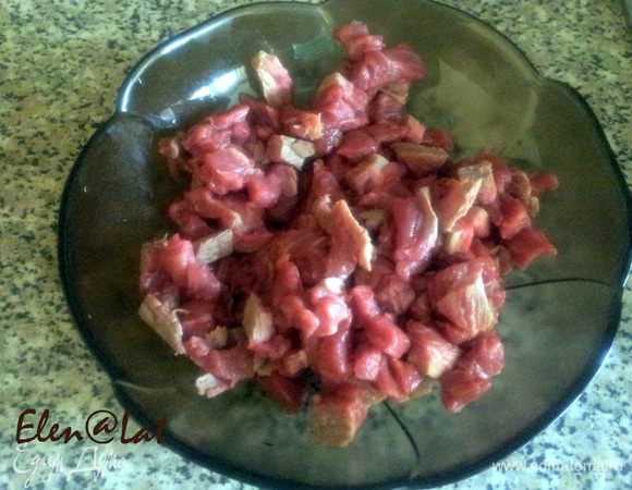 Мясо промокните насухо и порежте маленькими кубиками.
