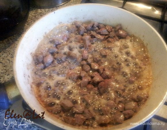 В сковороде разогреть масло и обжарить мясо, практически до готовности, приправить солью и перцем.